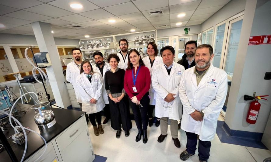 Autoridades visitan laboratorio de la SMA, encargado de analizar la calidad del aire en Concón, Quintero y Puchuncaví