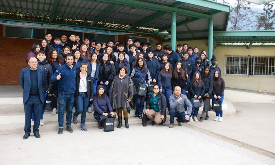 Codelco Andina llevó charla educativa sobre minería a estudiantes del Liceo Bicentenario de Cabildo