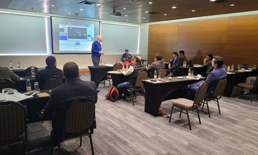 AES Chile realizó taller de eficiencia energética dirigido a clientes mineros