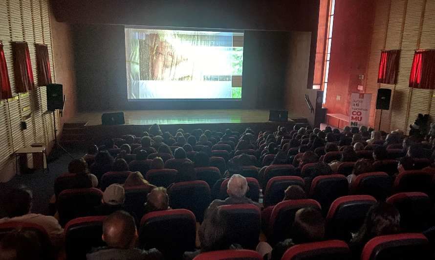 A teatro lleno se realizó exhibición de documental La Memoria Infinita en Chañaral
