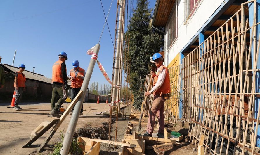 El Teniente promueve contratación de mano de obra local en mejoras de Colegio República de Chile de Lo Miranda 