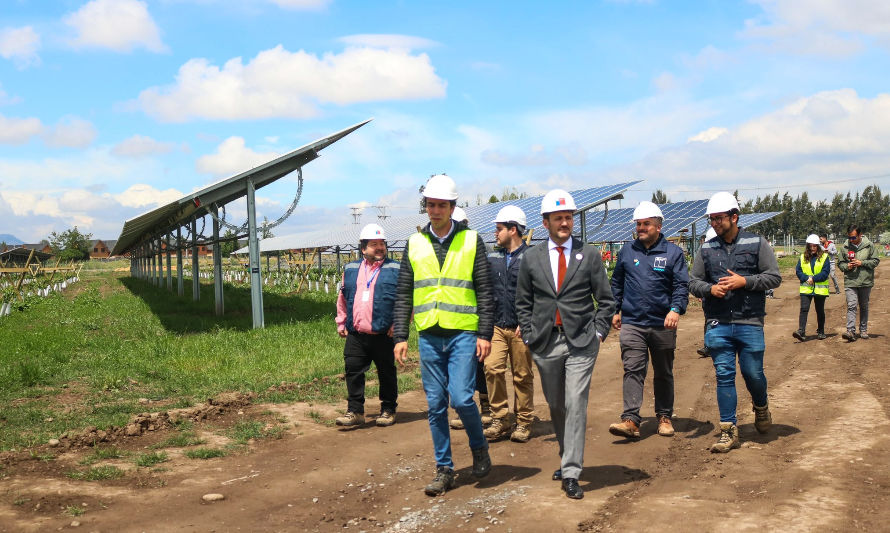Ministro Diego Pardow vistando parque fotovoltaico.