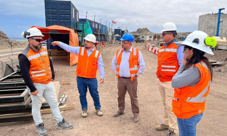 Visita del diputado Victor Pinto a planta desaladora de Antofagasta.