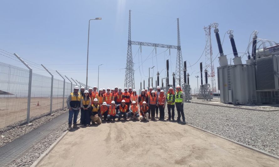 Programa de movilidad estudiantil realiza recorrido por laboratorios y parques fotovoltaicos en Arica