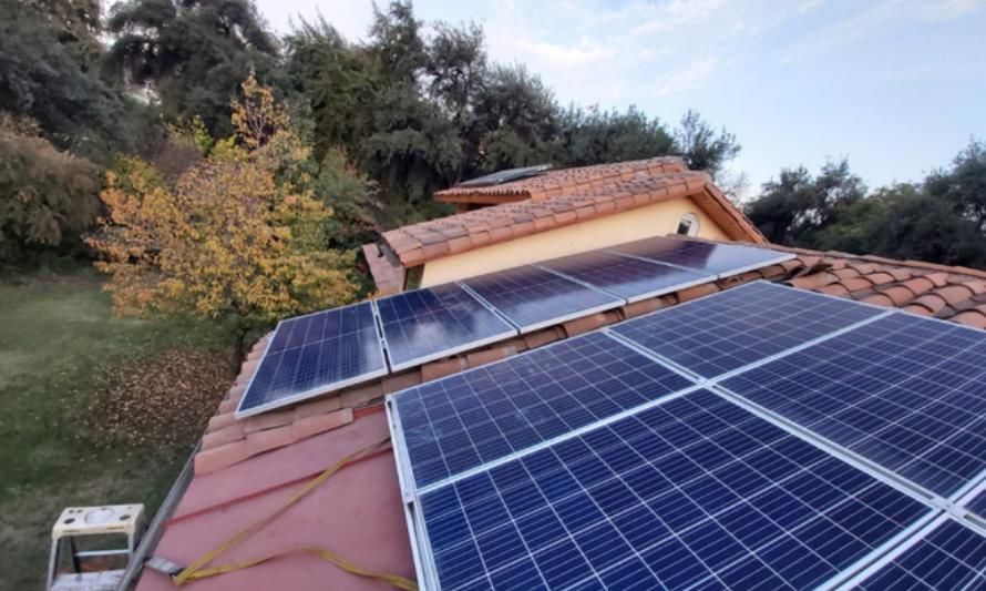 Energía solar en la región Metropolitana: Un hogar ahorraría emisiones de gases equivalentes a dos autos durante un año