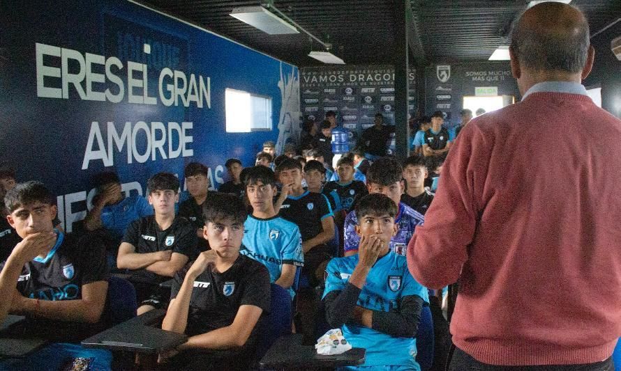100 jóvenes promesas de Deportes Iquique participaron en charlas formativas