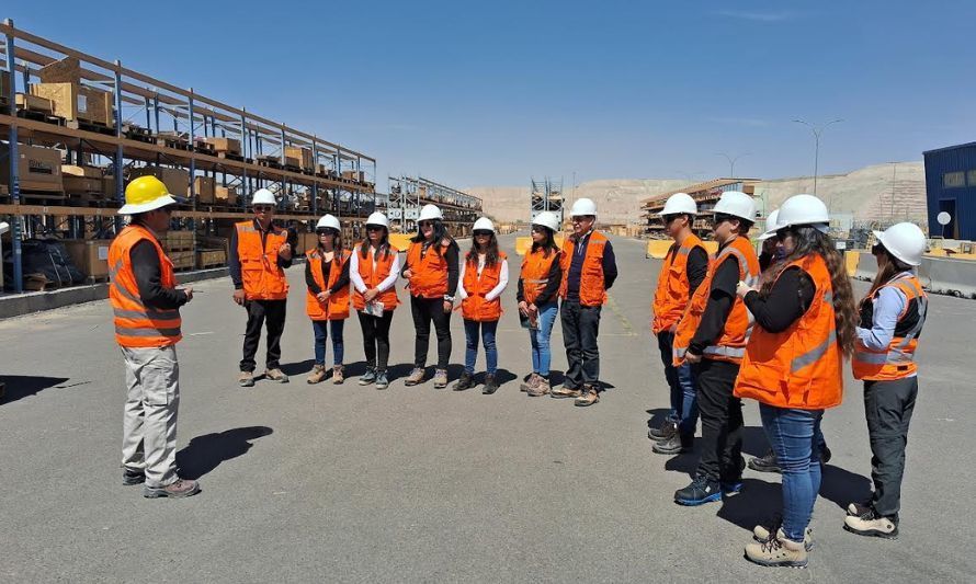 Estudiantes del CFT Calama visitaron la Bodega de División Chuquicamata 