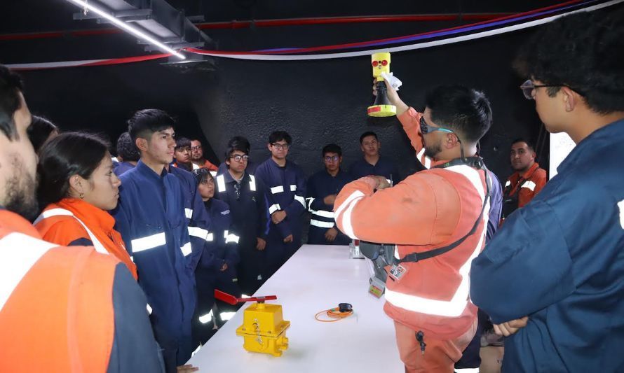 Estudiantes de Electricidad Industrial de Calama aprendieron en terreno durante visita a Chuquicamata