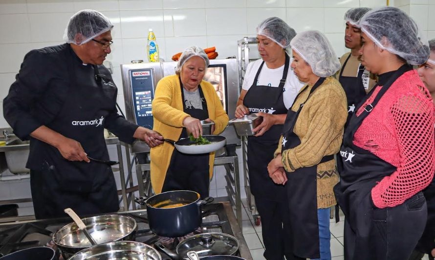 Chuquicamata y Aramark capacitan a emprendedores y vecinos de Calama en preparación de comidas saludables