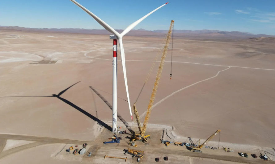Primer aerogenerador construido del proyecto parque eólico Lomas de Taltal.
