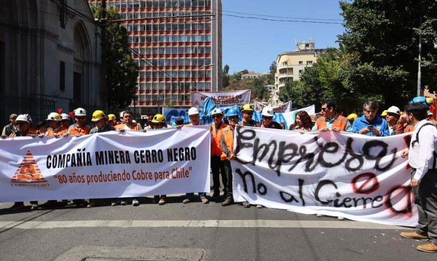 Manifestación de Cerro Negro en Plaza Victoria.