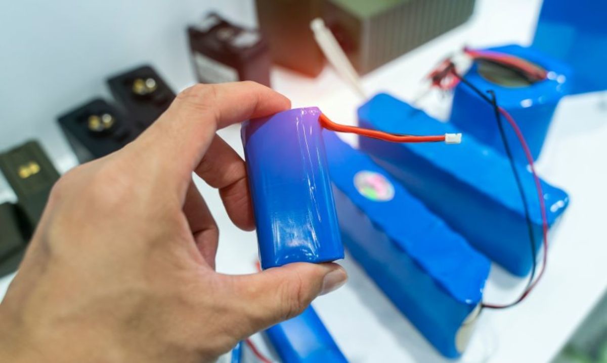 Crean baterías de litio autoextinguibles que podrían reducir el riesgo de incendios 