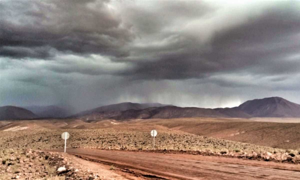 Intensas lluvias en Tarapacá: una localidad se encuentra aislada tras activación de quebrada