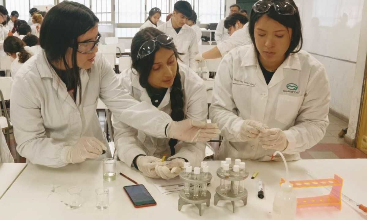 Sellan alianza para fomentar la empleabilidad en áreas científicas en escolares de San Bernardo