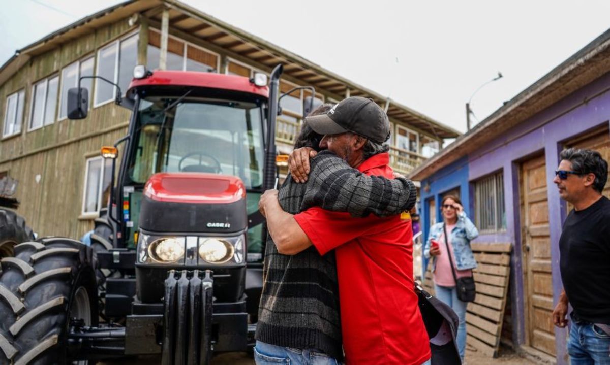 Tractor entregado por Codelco Ventanas debutó con el rescate de una embarcación de pescadores en Horcón