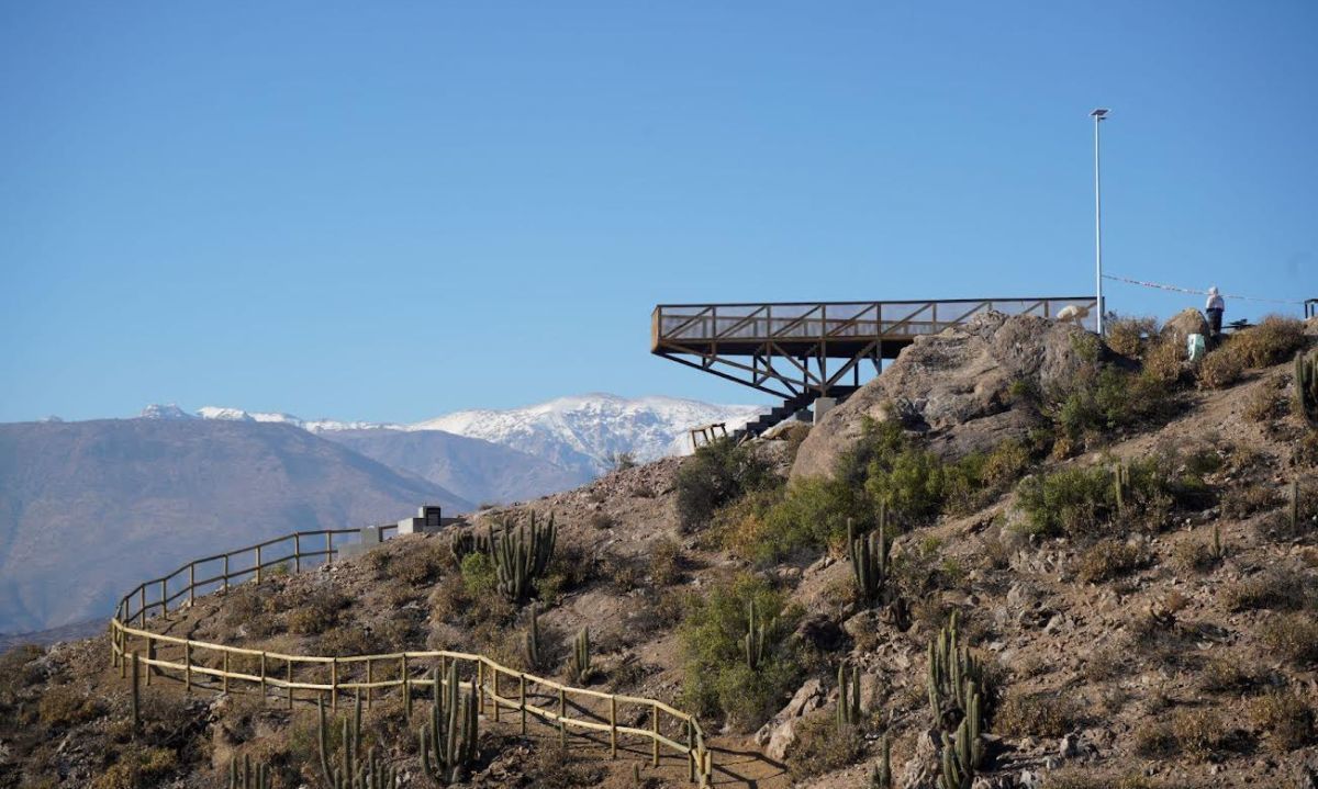 Un avance de 70% presenta la construcción de dos nuevos miradores que impulsa Codelco Andina en el Cerro de la Virgen