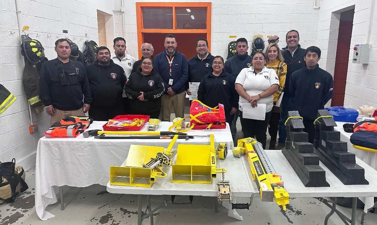 Codelco hace entrega de equipos de rescate vehicular a Bomberos de El Salvador