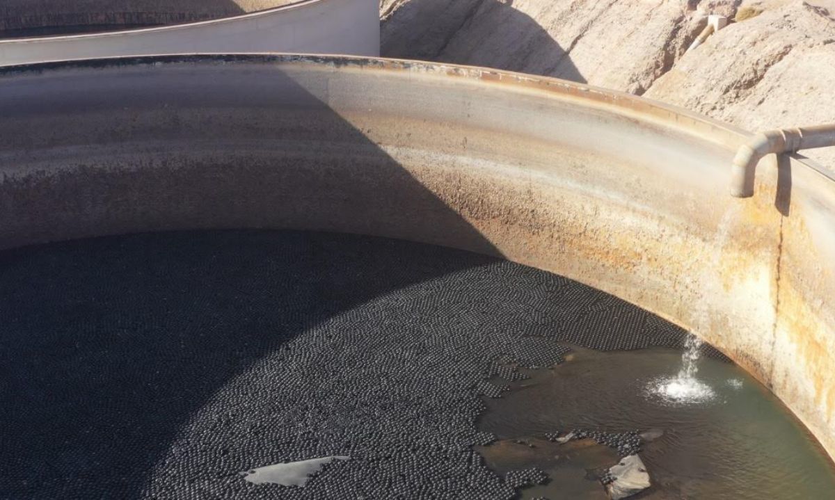 Codelco Salvador implementa hexágonos en estanques que disminuyen evaporación en un 94%