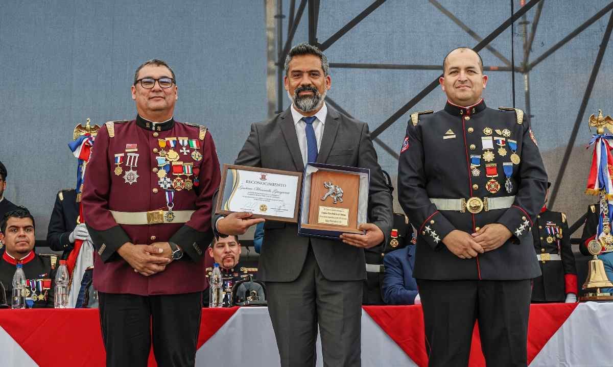 Collahuasi recibe distinción del Cuerpo de Bomberos de Iquique
