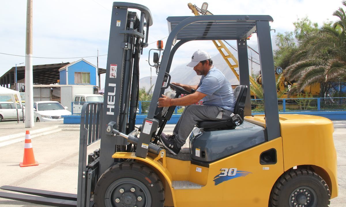 Minera El Abra aporta grúa para apoyar operación de pescadores en Tocopilla