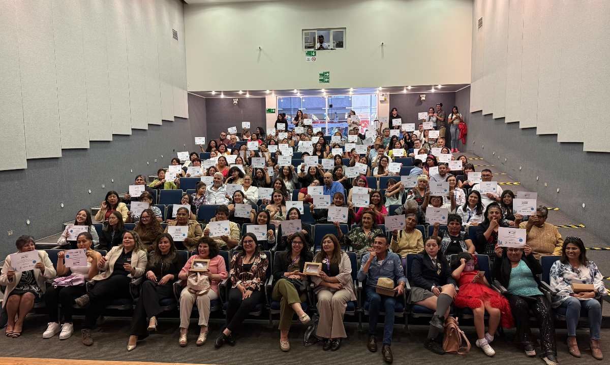 Más de 200 emprendedoras de Calama y Alto El Loa culminan su
formación en DreamBuilder