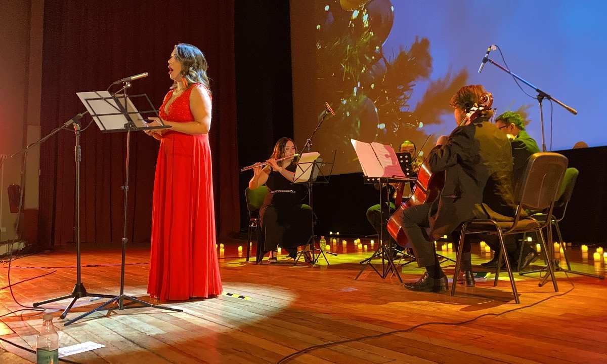 Soprano Javiera Tapia deleitó a los salvadoreños en Concierto de Navidad
