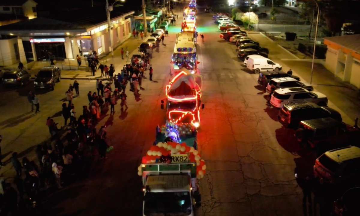 Familias salvadoreñas se volcaron a las calles a disfrutar del Carnaval Navideño 2024
