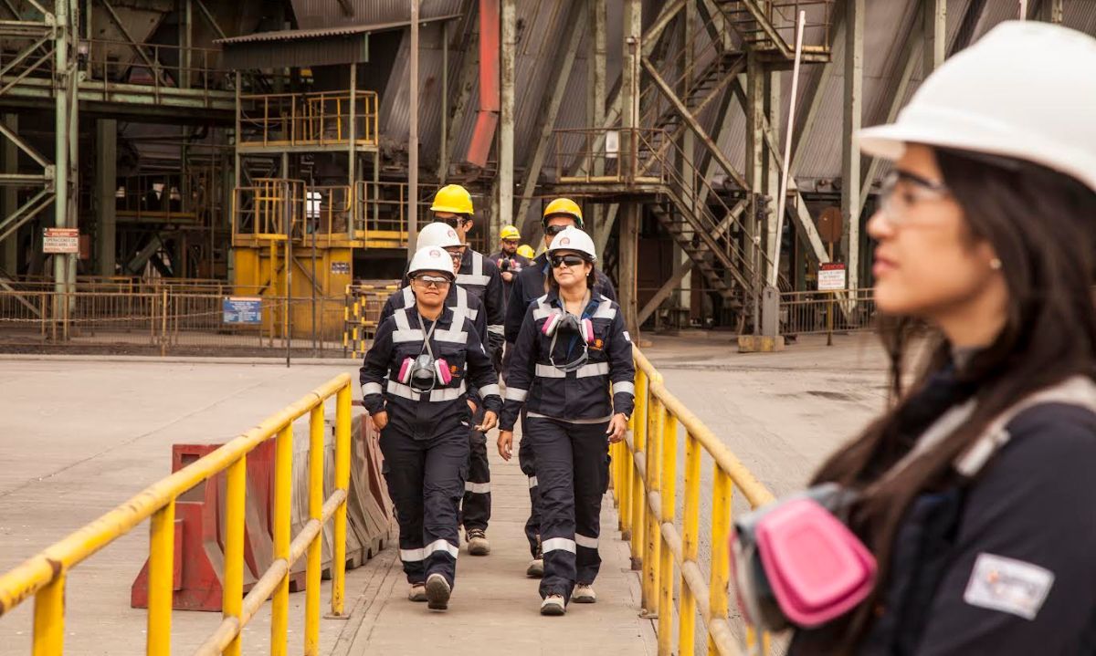 Más de 2.800 nuevos cupos para mujeres en carreras STEM convocan a técnicas y profesionales para desarrollar su futuro laboral en minería
