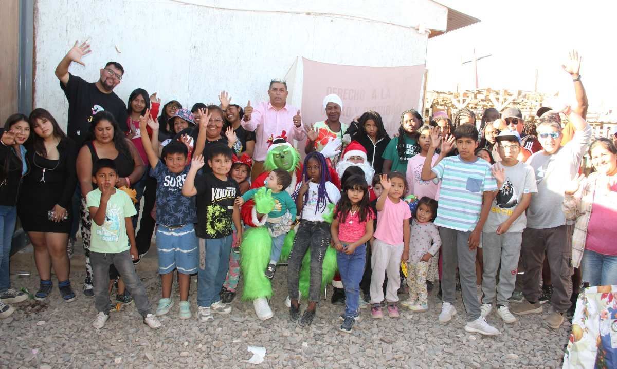 Niños y niñas del Campamento de Quetena reciben al Viejito Pascuero