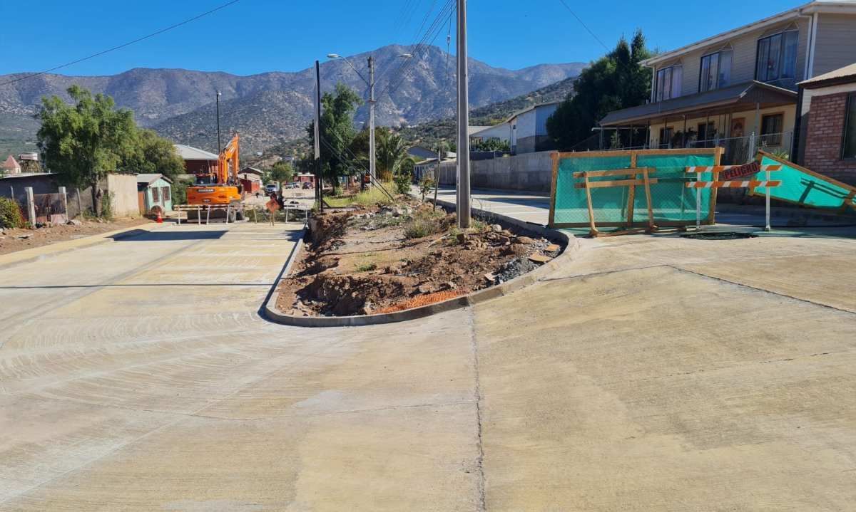 Avanza el proyecto de alcantarillado y pavimentación en Caimanes