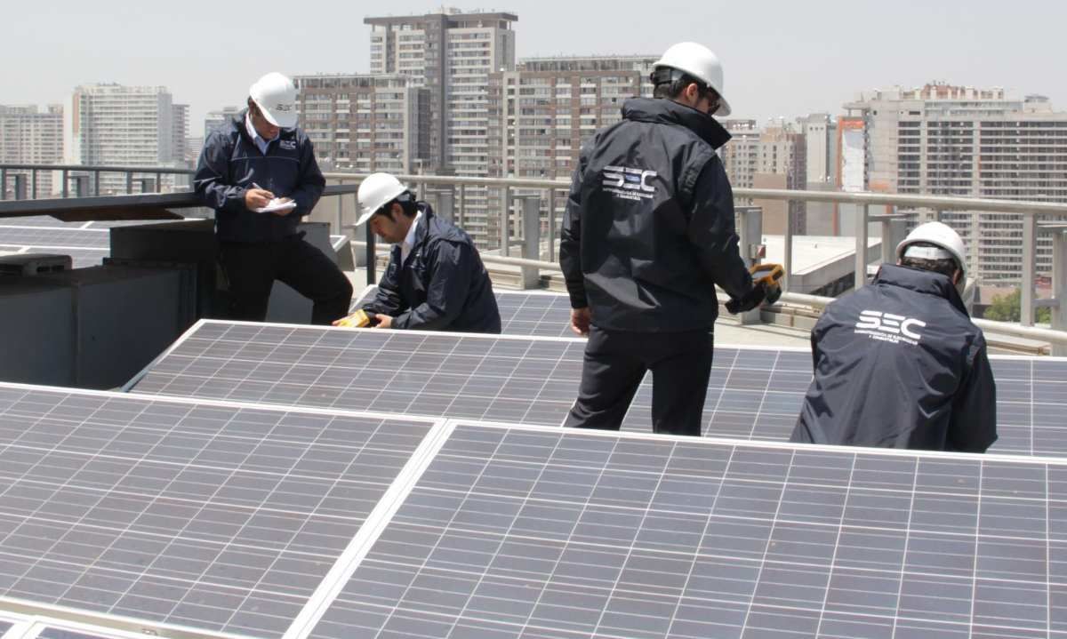 SEC sanciona a CGE con multa de más de $400 millones por retrasos en proyectos renovables