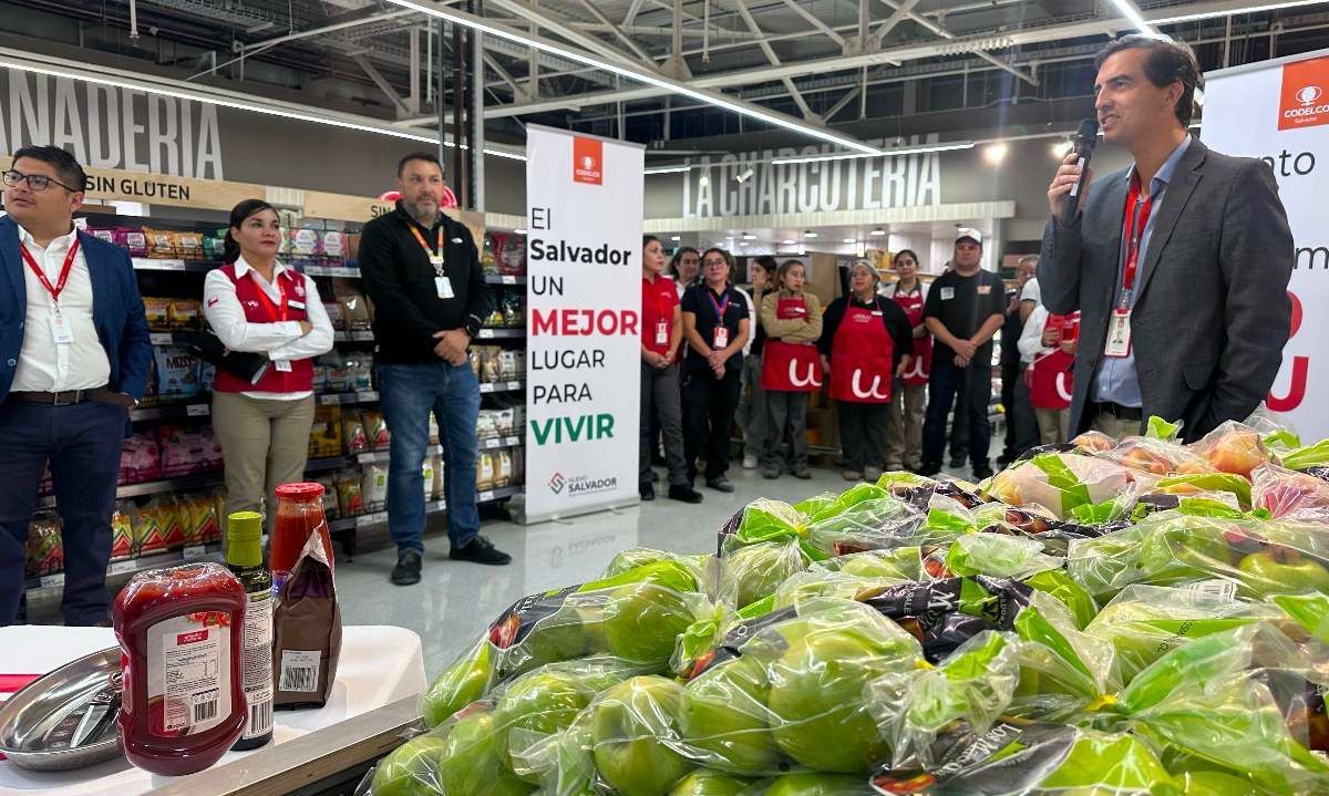 Remodelado supermercado y una nueva farmacia fueron inaugurados en El Salvador