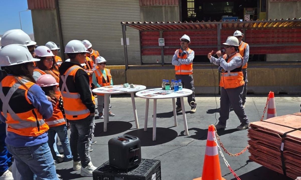 Familias visitan y conocen las áreas operativas de División Gabriela Mistral