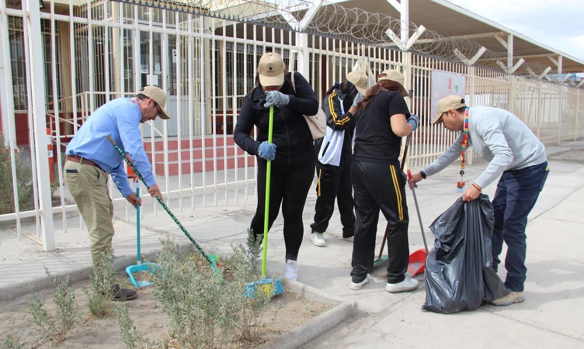 Chuquicamata colabora en jornada ambiental del Liceo Minero América