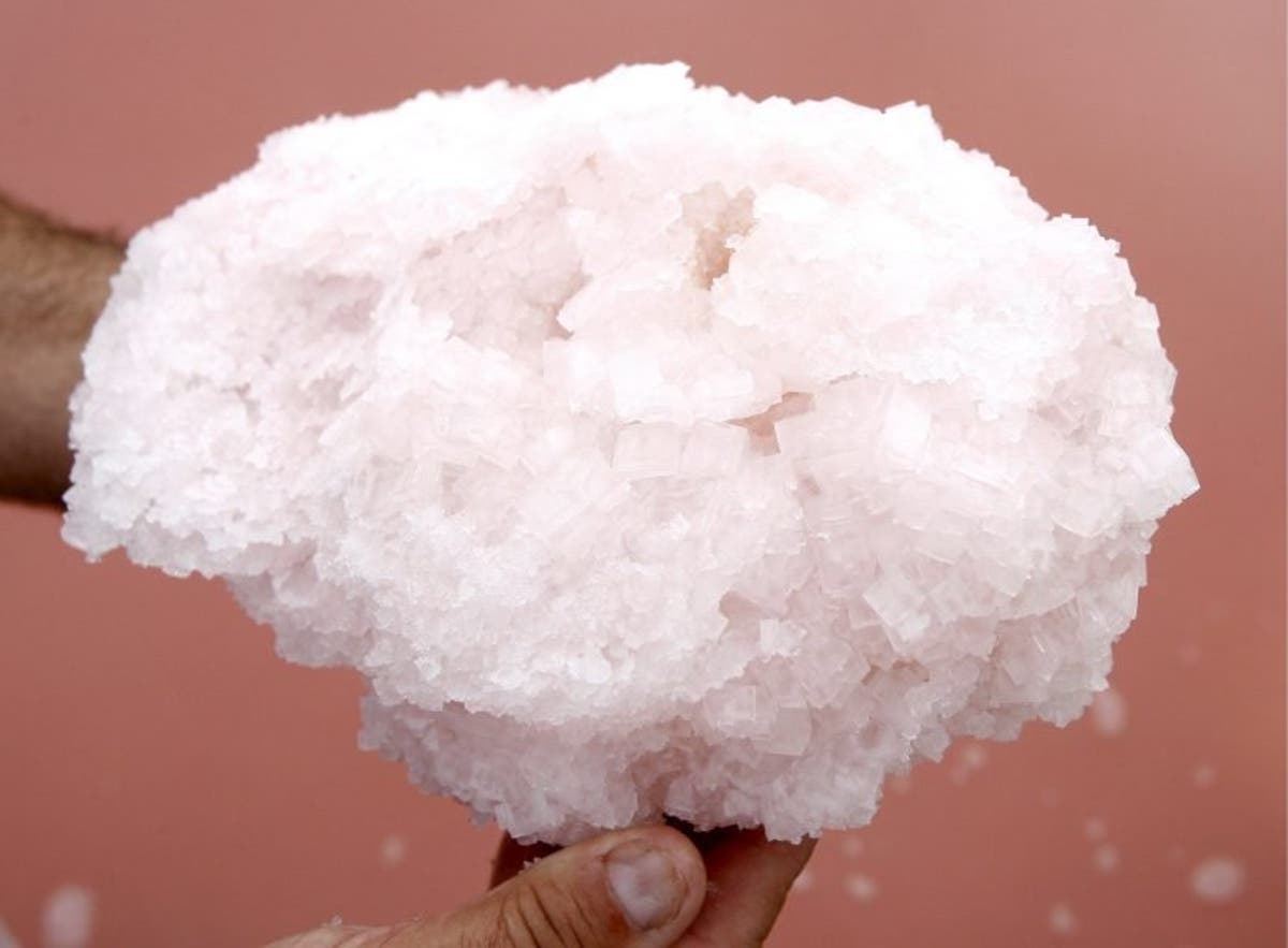En la imagen vemos a una persona sosteniendo en sus manos un puñado de yodo, un material blanco que se extrae en los salares al norte de Chile.