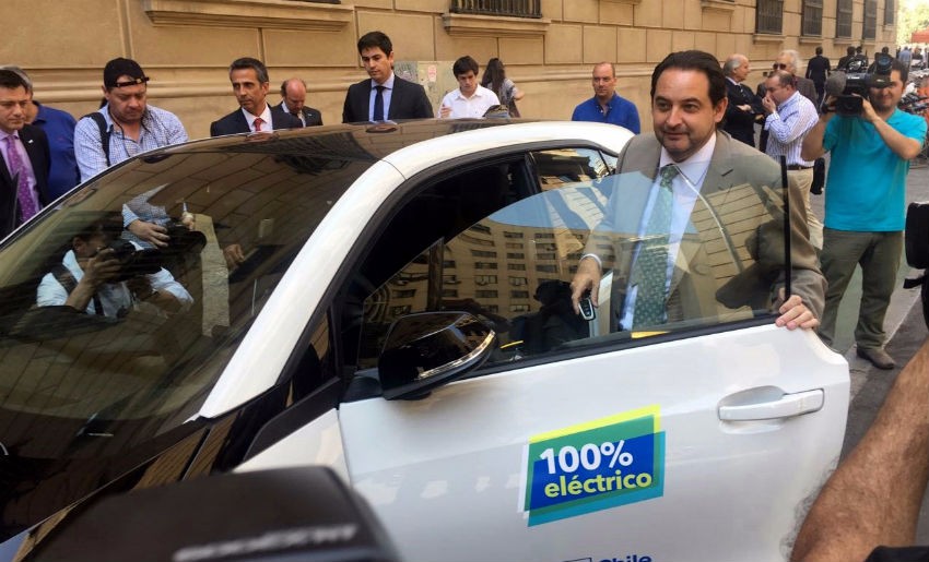 Ministro de Energía se sube a la electromovilidad usando un vehículo 100% eléctrico