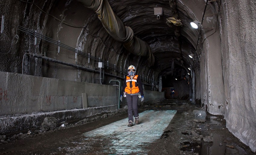 Trabajadores se movilizan tras anuncio de cierre de mina en División Andina de Codelco