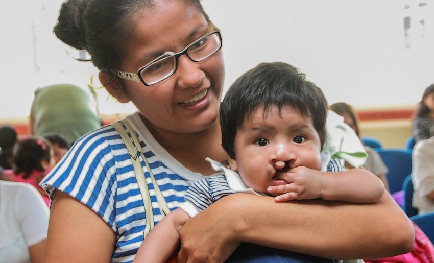 Madre de lactante beneficiado por Sonríe: “El apoyo entregado por Rotary y Collahuasi es vital”