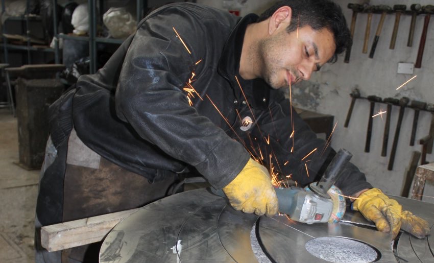 El acero como soporte en propuestas visuales de un  escultor chileno en Francia