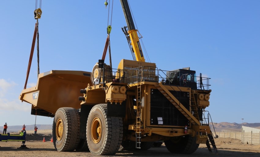 Con un gran despliegue arribó el camión CAT 794 AC a Exponor 2019