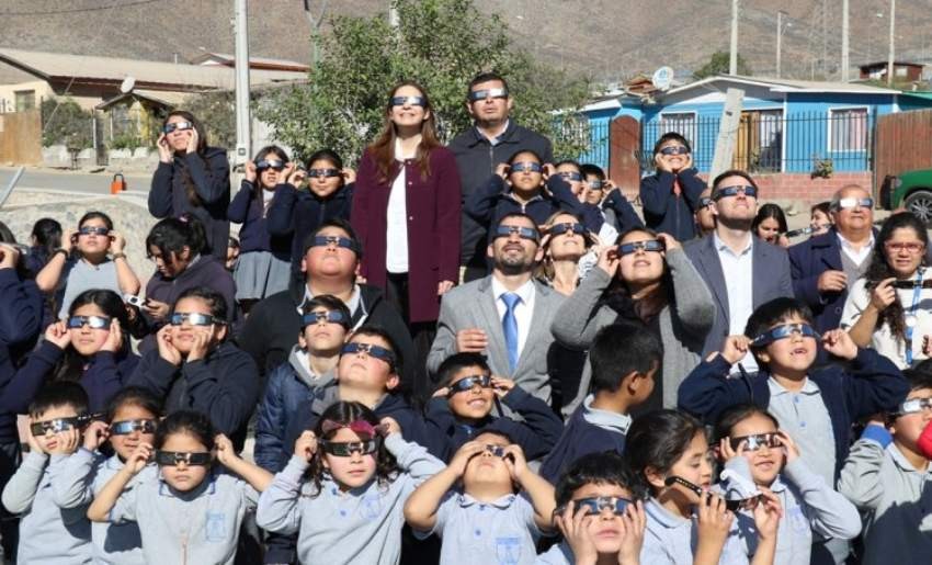 230 mil lentes aptos para ver el eclipse serán repartidos a estudiantes de región de Coquimbo