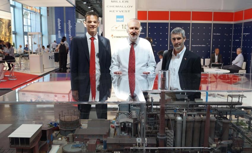 Autoridades visitan feria alemana para incorporar tecnologías en fundiciones chilenas