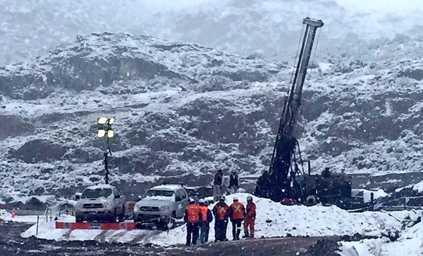 Bajo la nieve sigue la búsqueda de los mineros atrapados en Aysén