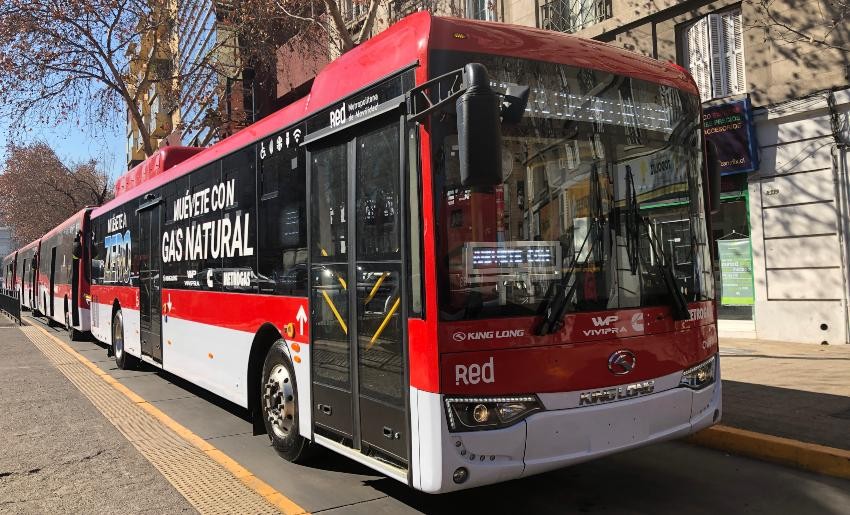 Piloto de Bus a gas natural se suma al sistema de transporte público de Santiago
