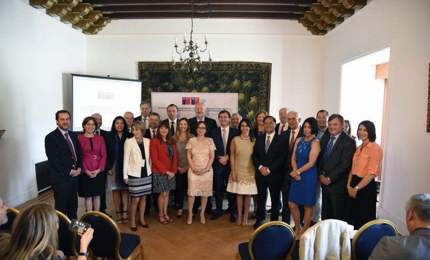 Ministerios de Minería y EG firman 10 medidas para mayor participación femenina