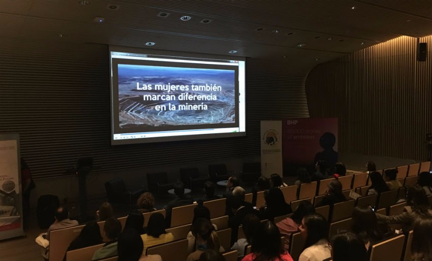 Futuras mineras arman redes en encuentro universitario en Beauchef