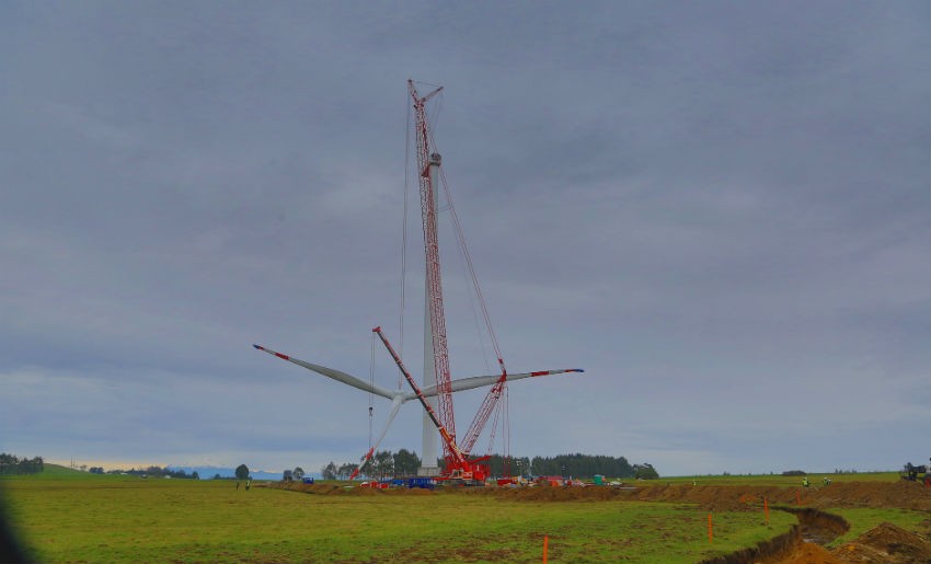 Instalan el primer aerogenerador del Parque Eólico Aurora